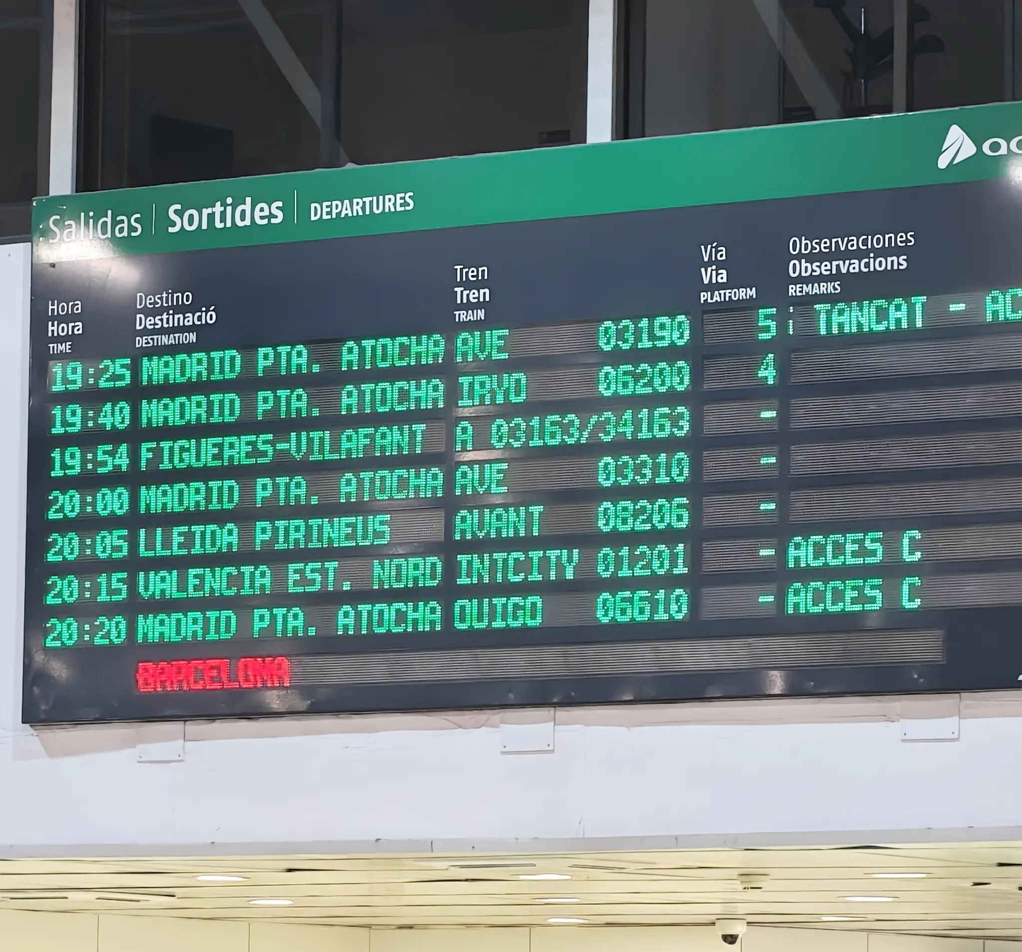Barcelona Sants departures board, showing "INTCITY" 01201 to Valencia Nord at 20:15
