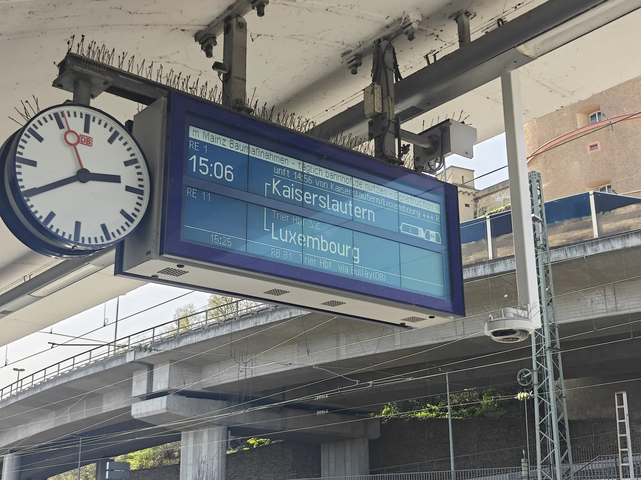 Koblenz Hbf platform display showing a train going to Kaiserslautern and Luxembourg at 15:06