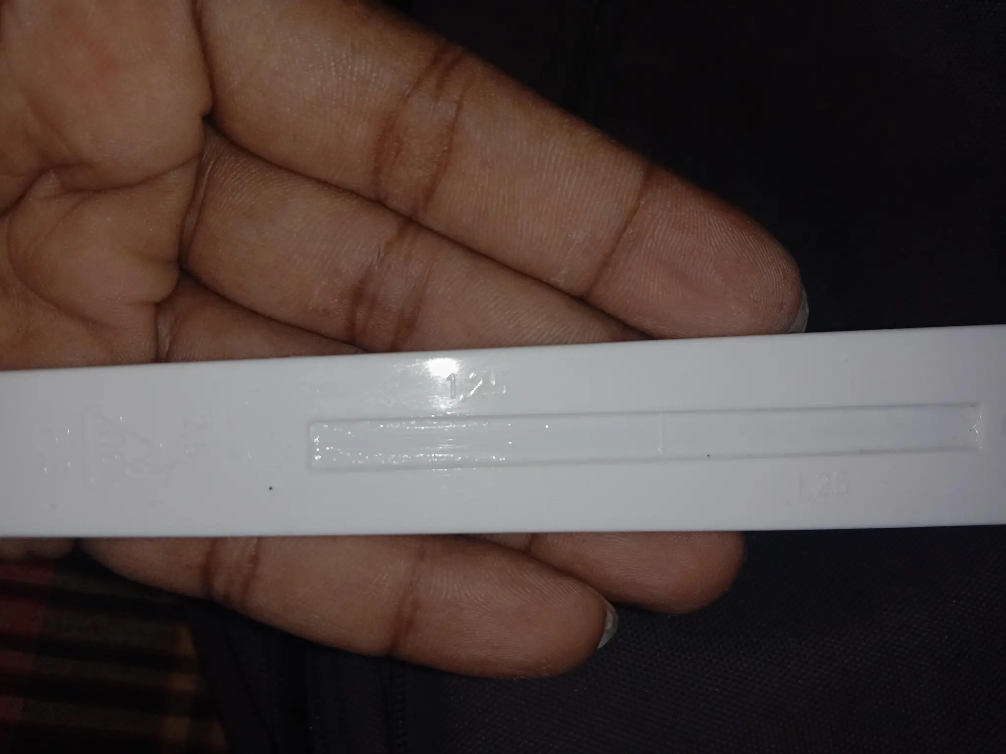 Oestraclin spatula. a white plastic spatula with some indent in the center, marking the correct "dosage" to apply