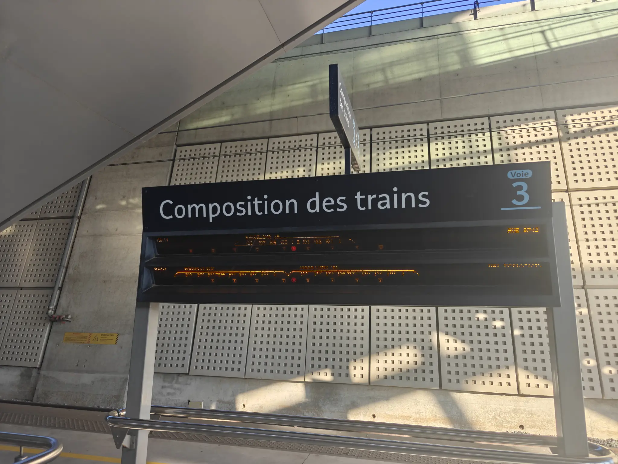 "train composition" LED matrix screens at Valence TGV station