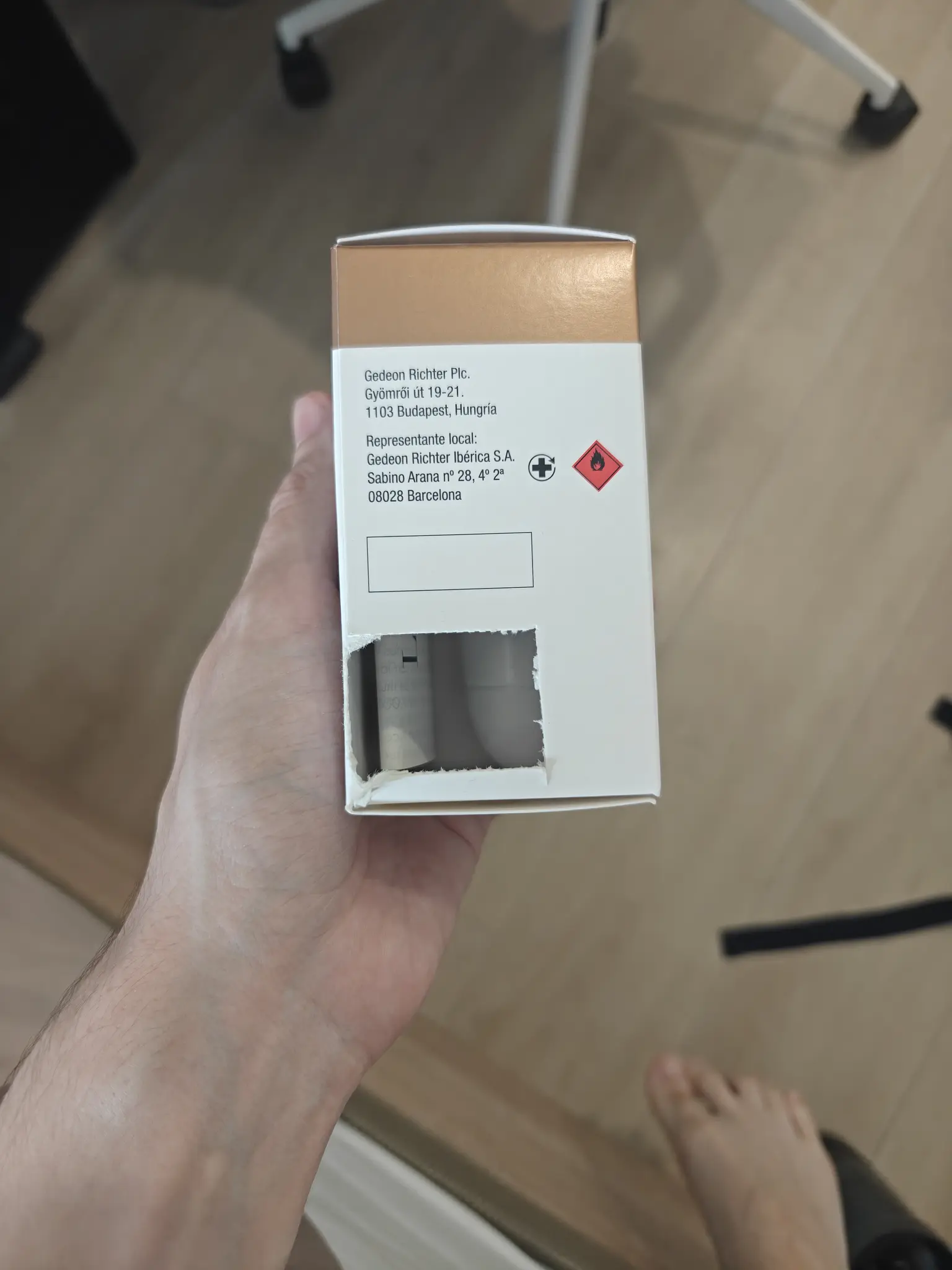 Lenzetto box with its barcode cut out